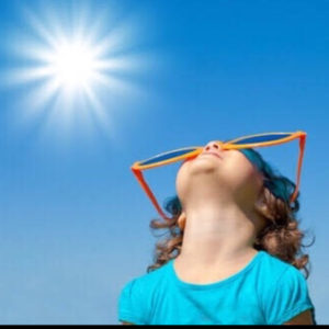 太陽とサングラスをかけた子供
